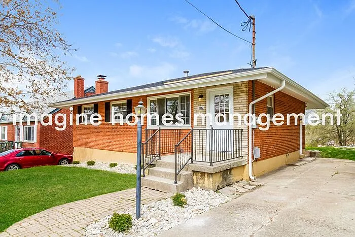 4 bed, 2.0 bath, 945 sqft, $2,179 — Photo 2