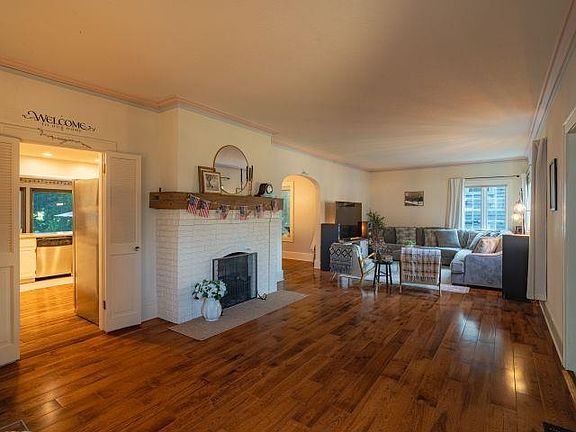 5th image of 724 E 3rd St
