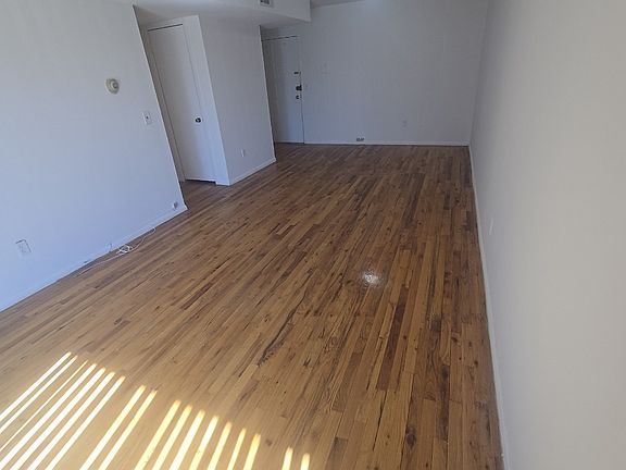 2nd image of 17 Bay Ter #17