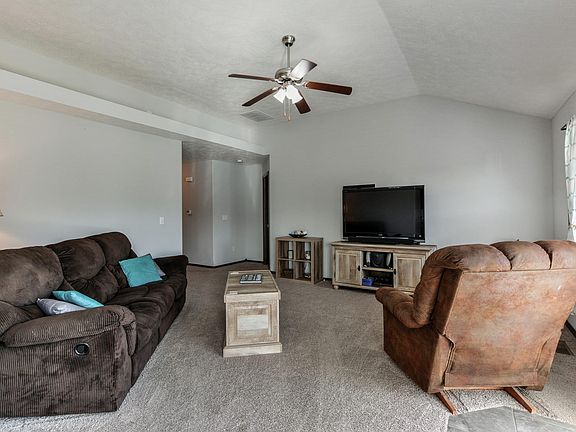 4th image of 252 Meadowlark St