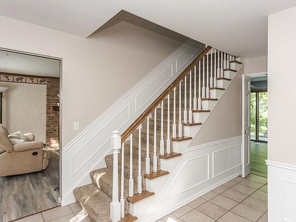 3rd image of 888 Oak Knoll Dr