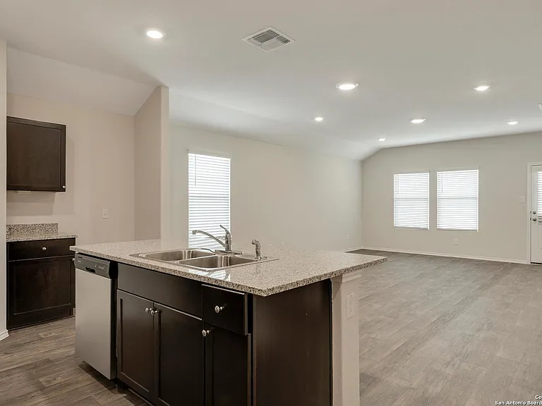 728 Armadillo Dr — Photo 5