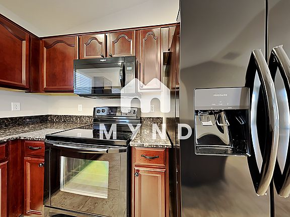 3rd image of 470 E Leslie Ave