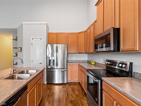 5th image of 611 Rundle St