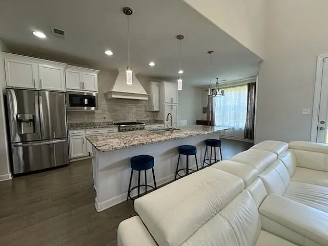 4 bed, 3.0 bath, 3192 sqft, $3,700 — Photo 2