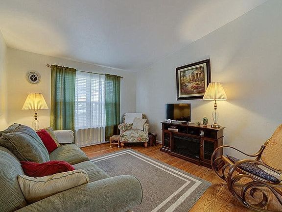 3rd image of 4927 Orchard Park Dr