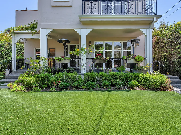 1521 Midvale Ave — Photo 1
