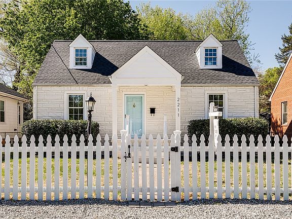 2nd image of 2211 Oakwood Ln