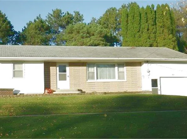 221 E Mission St, Strawberry Point, IA 52076