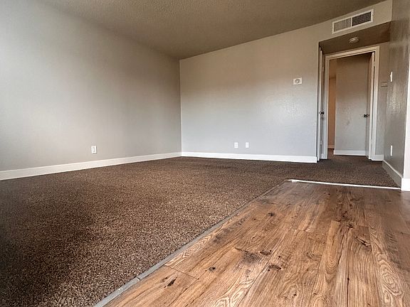 ENTRANCE/LIVING ROOM