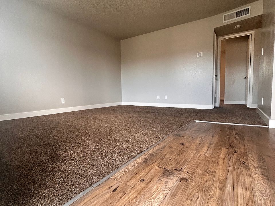 ENTRANCE/LIVING ROOM