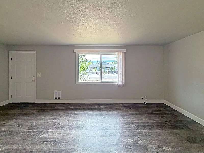 3 bed, 1.0 bath, 1100 sqft, $1,895 — Photo 3