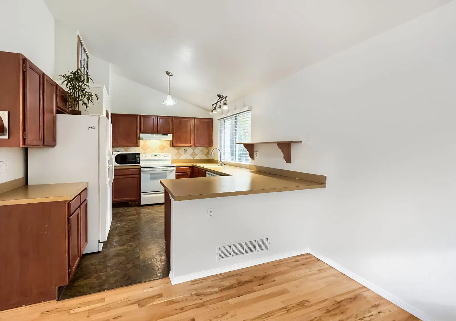 500 Off 1st Month Rent Beautiful, Light-Filled 4bd/2ba North Boulder Home! — Photo 4