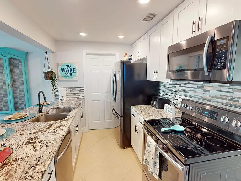 560 E Valley Dr — Photo 6