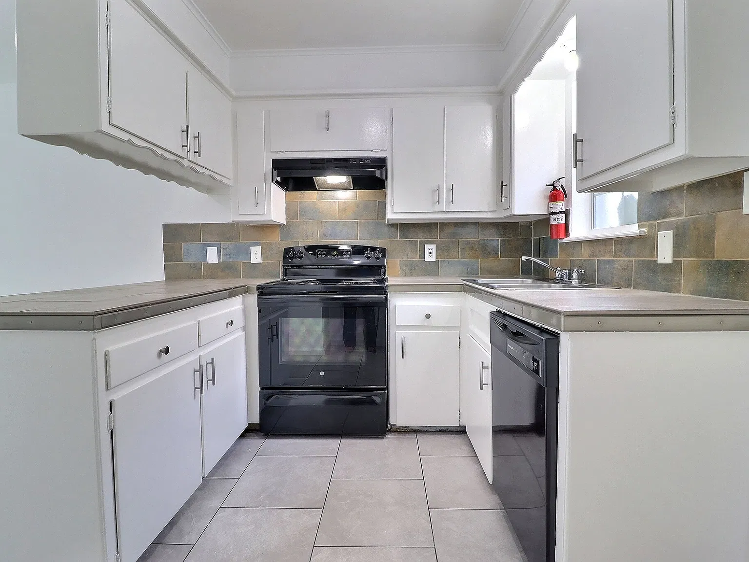 2 bed, 900 sqft, $889 — Photo 2