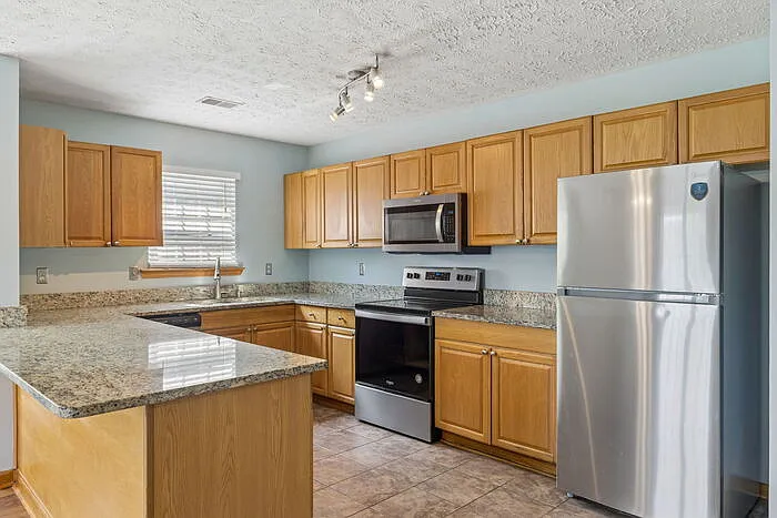 3 bed, 2.0 bath, 1300 sqft, $2,595 — Photo 4