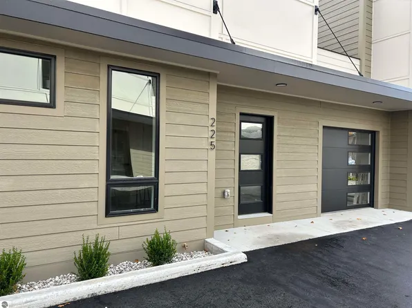 225 E 12th St, Traverse City, MI 49684