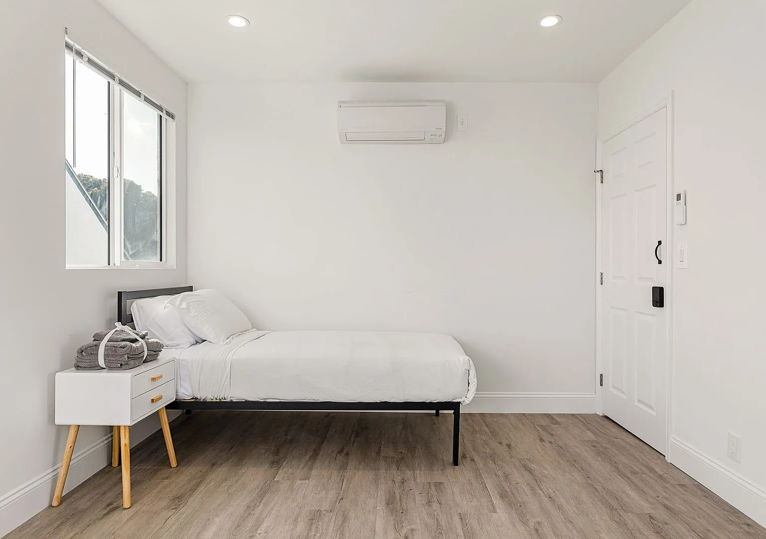 A 5 bedroom, 3 bathroom apartment with common areas and a fully functional kitchen at 1740 Kelton... — Photo 2
