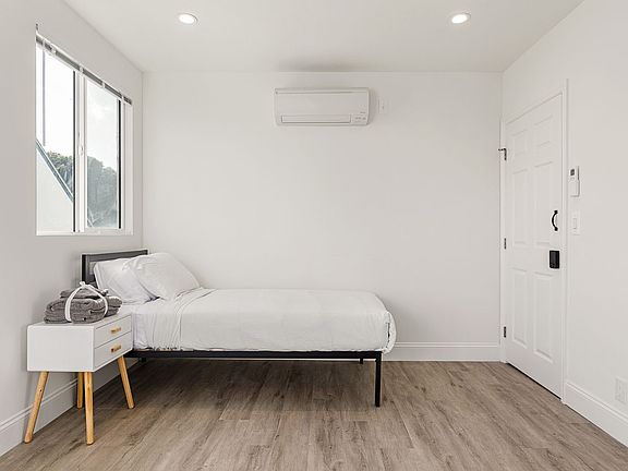 3rd image of 1740 Kelton Ave #3219B8069