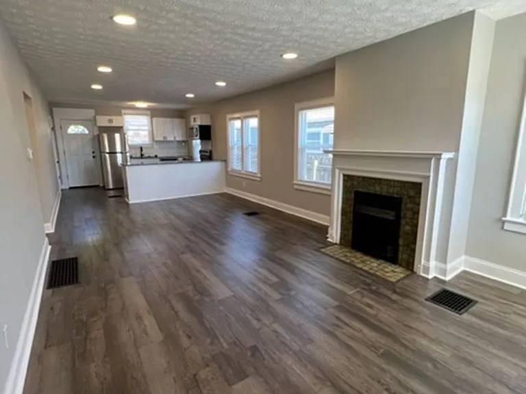 806 E Mithoff St — Photo 3