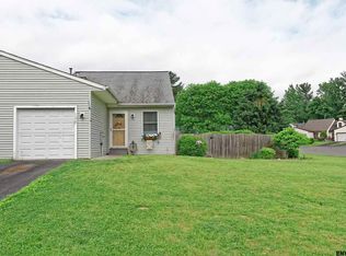 7076 Suzanne Ln, Schenectady, NY 12303