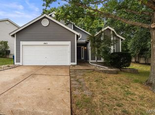 1843 Strawberry Ridge Dr, Ballwin, MO 63021