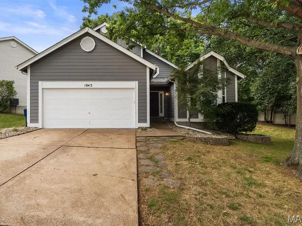 1843 Strawberry Ridge Dr, Ballwin, MO 63021