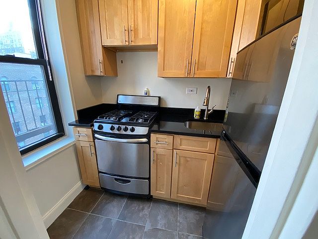 2nd image of 342 E 53rd St APT 6B