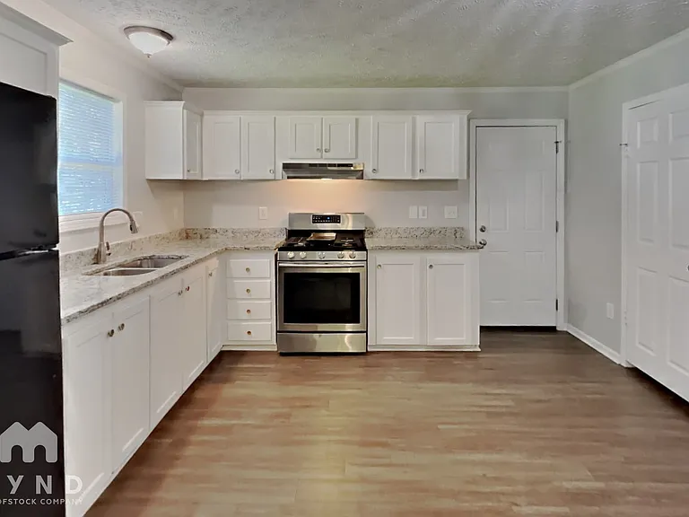 2208 Shalimar Dr — Photo 3