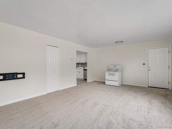 4th image of 38576 Meadowdale St