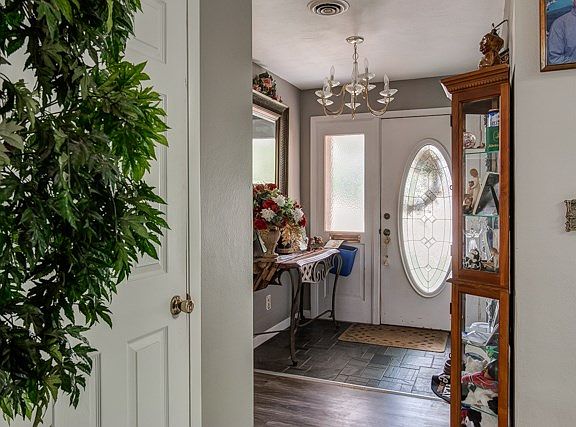 5th image of 927 Standish Pl S