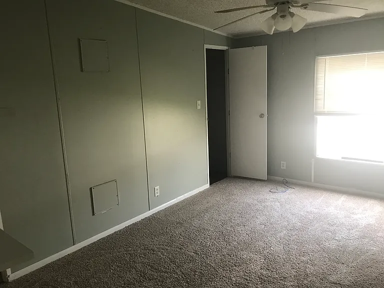 945 Bandera St — Photo 17