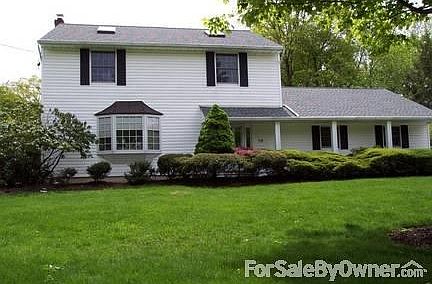 19 Cutler Drive, Morris Plains, NJ 07950 : Beautiful landscaping surrounds this lovely home on a qui