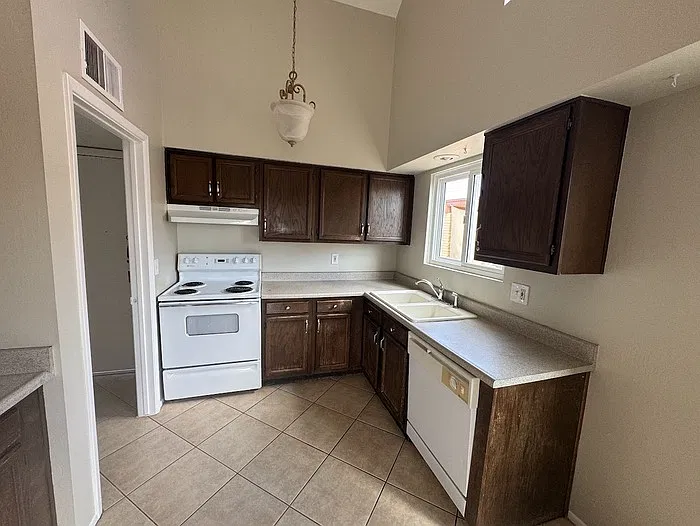 3 bed, 2.0 bath, 1416 sqft, $1,650 — Photo 3
