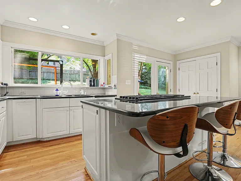 1528 Iredell Dr — Photo 6