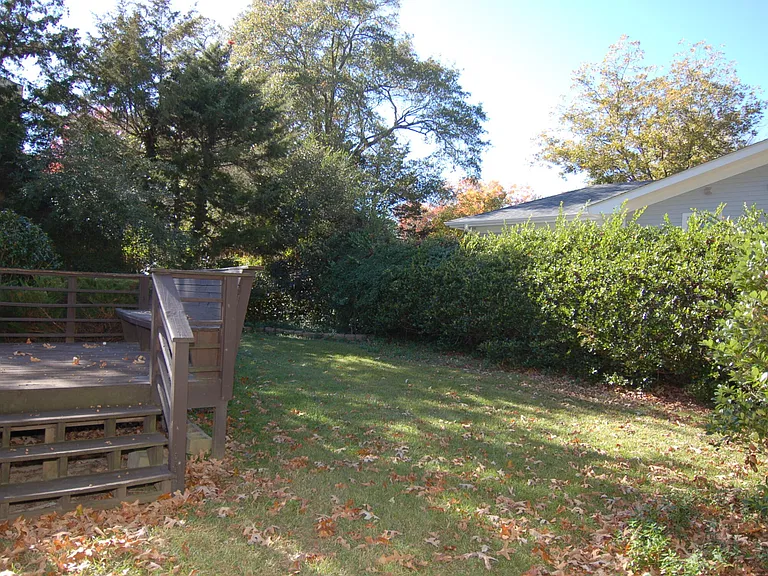 727 Graham St — Photo 17