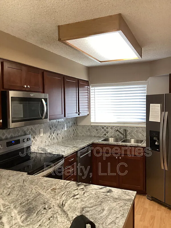 Building Photo - 8733 W Cornell Ave #6