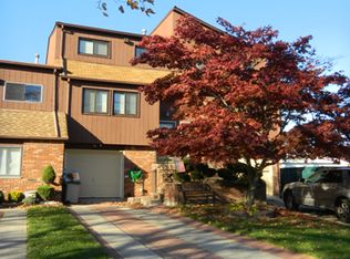 907 W Fingerboard Rd, Staten Island, NY 10304