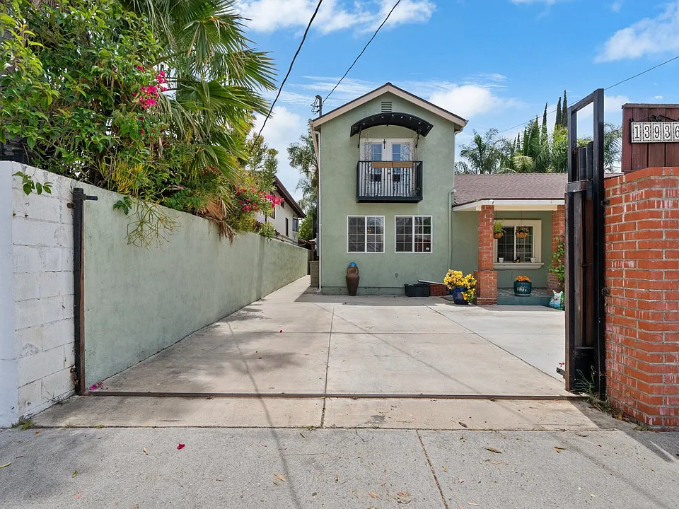 13934 Magnolia Blvd