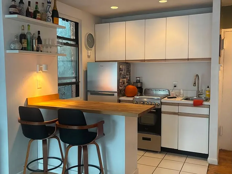 1431 1st Ave #5-R — Photo 3