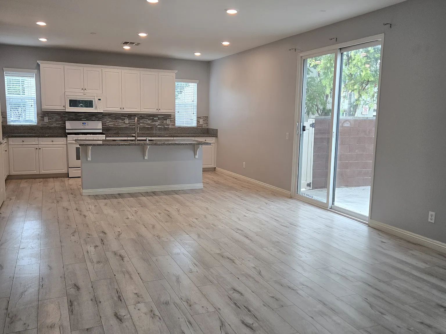 4 bed, 2166 sqft, $4,100 — Photo 4