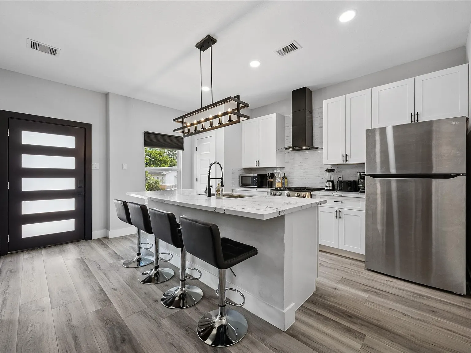 3 bed, 2.0 bath, 1240 sqft, $1,800 — Photo 2