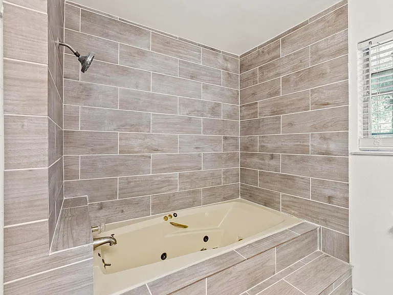 Room 5 jacuzzi bath tub