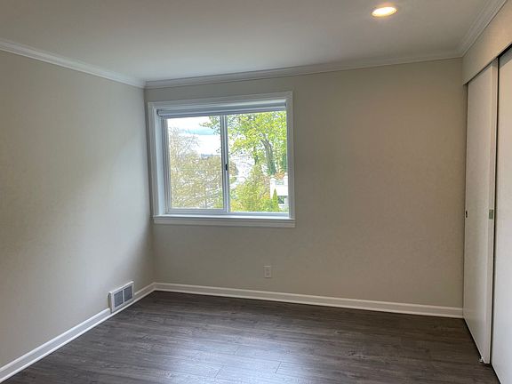 4th image of 1028 Lakeview Blvd E APT 11