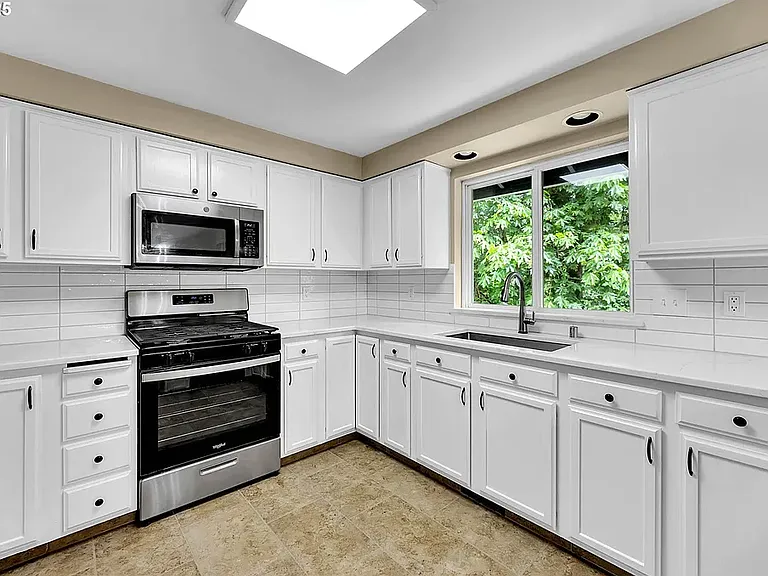 1320 NW Maple Ln #A — Photo 5