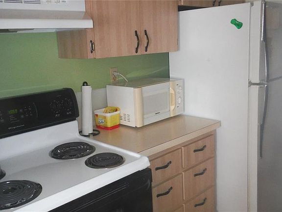 4th image of 1577 Greenlea Dr APT 9