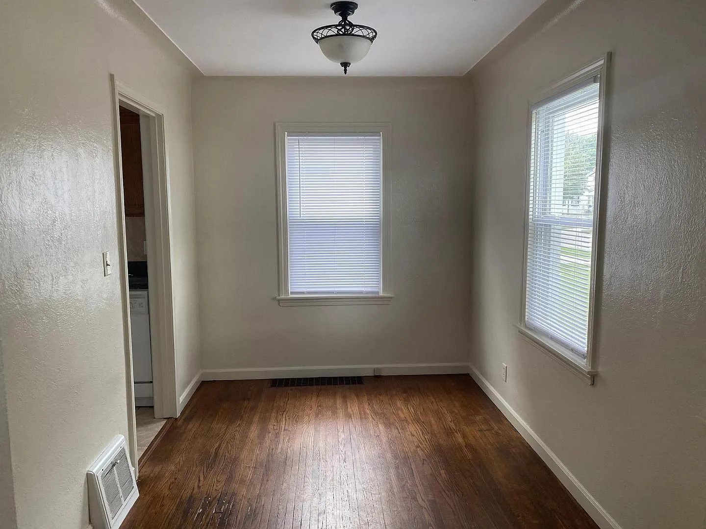 3 bed, 1.0 bath, 1128 sqft, $1,400 — Photo 4