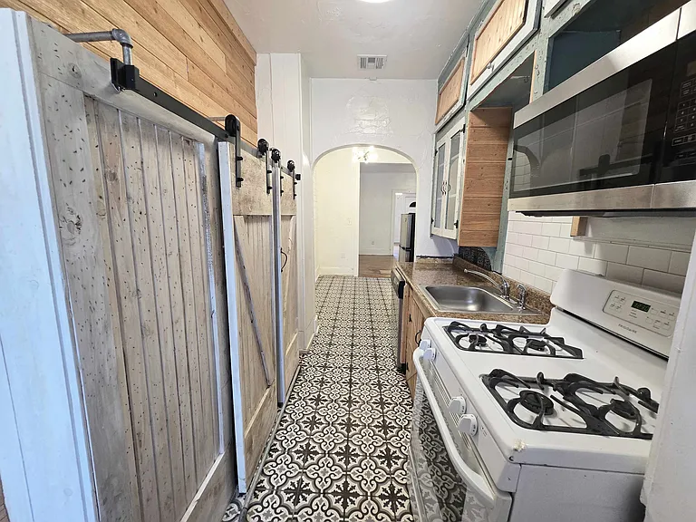 2203 N Barnes Ave — Photo 14