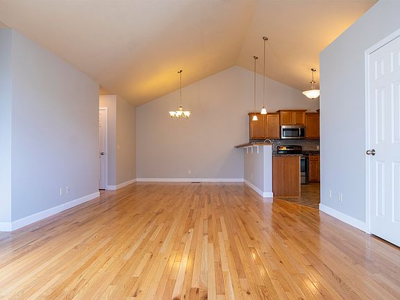 4th image of 605 Carlton Dr