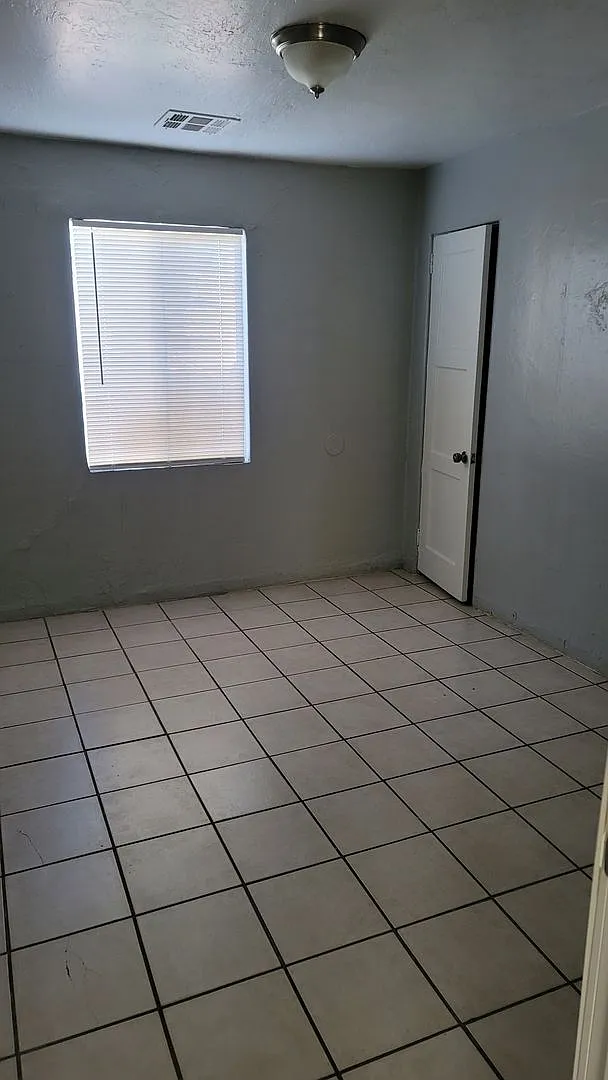 Building Photo - 4332 N Longview Ave